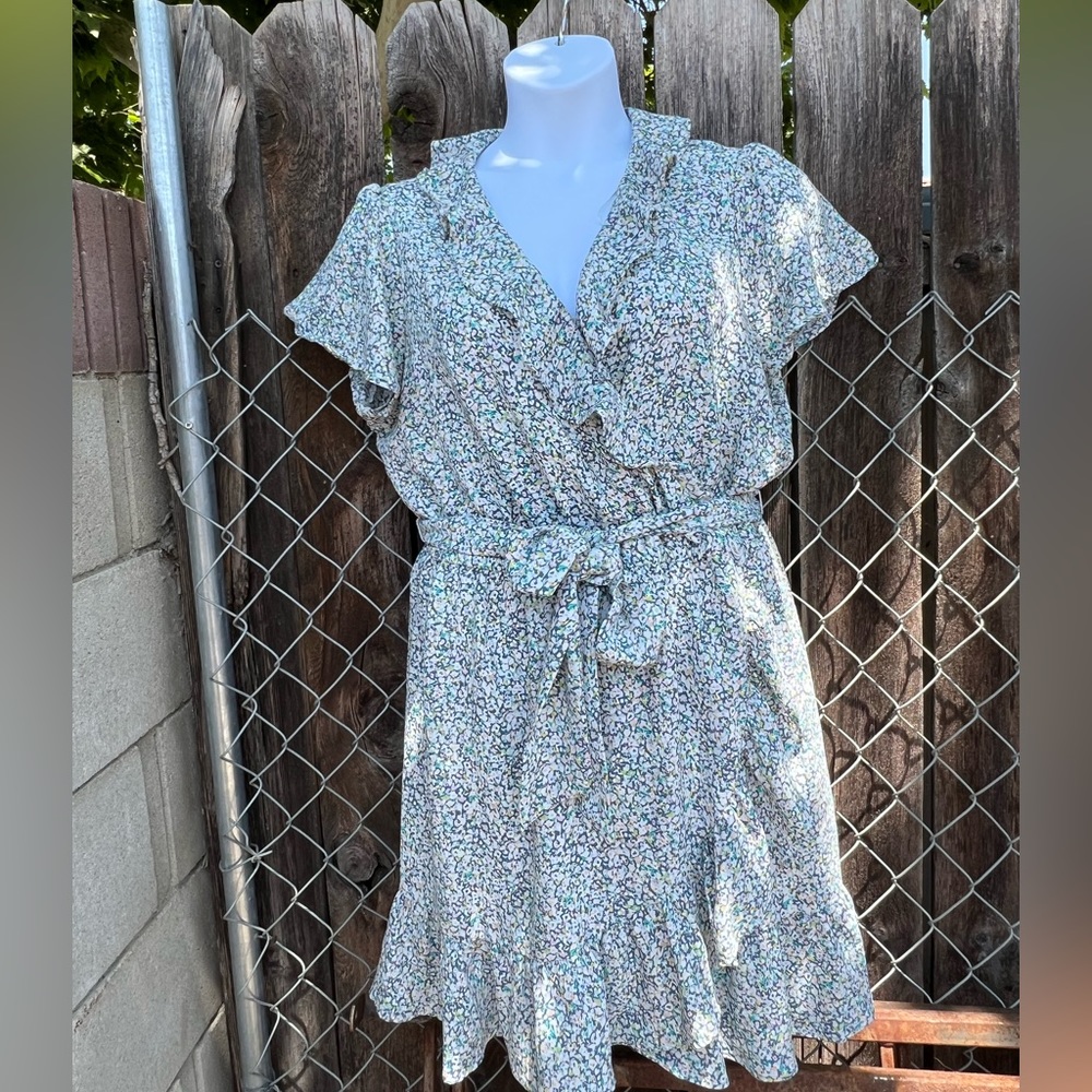 Cute summer evening party dress. Elegant ruffle detailing with a dainty print.